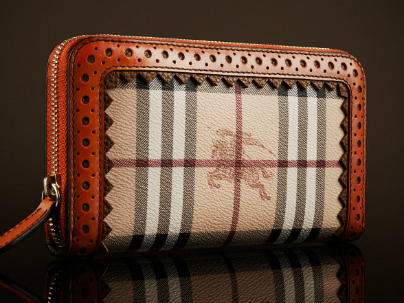 Az angol, luxuscikkeket készítő céget Thomas Burberry alapította 1856-ban. Az első butik Basingstoke-ban nyílt meg.