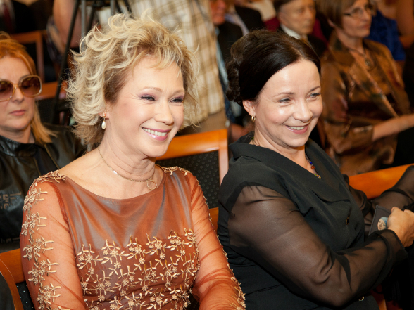 Udvaros Dorottya színésznő és Sebestyén Márta világhírű népdalénekes.